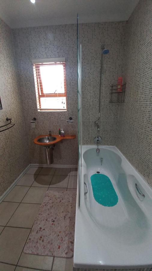 28 At Van Den Bos International Guesthouse Edenvale Exteriér fotografie